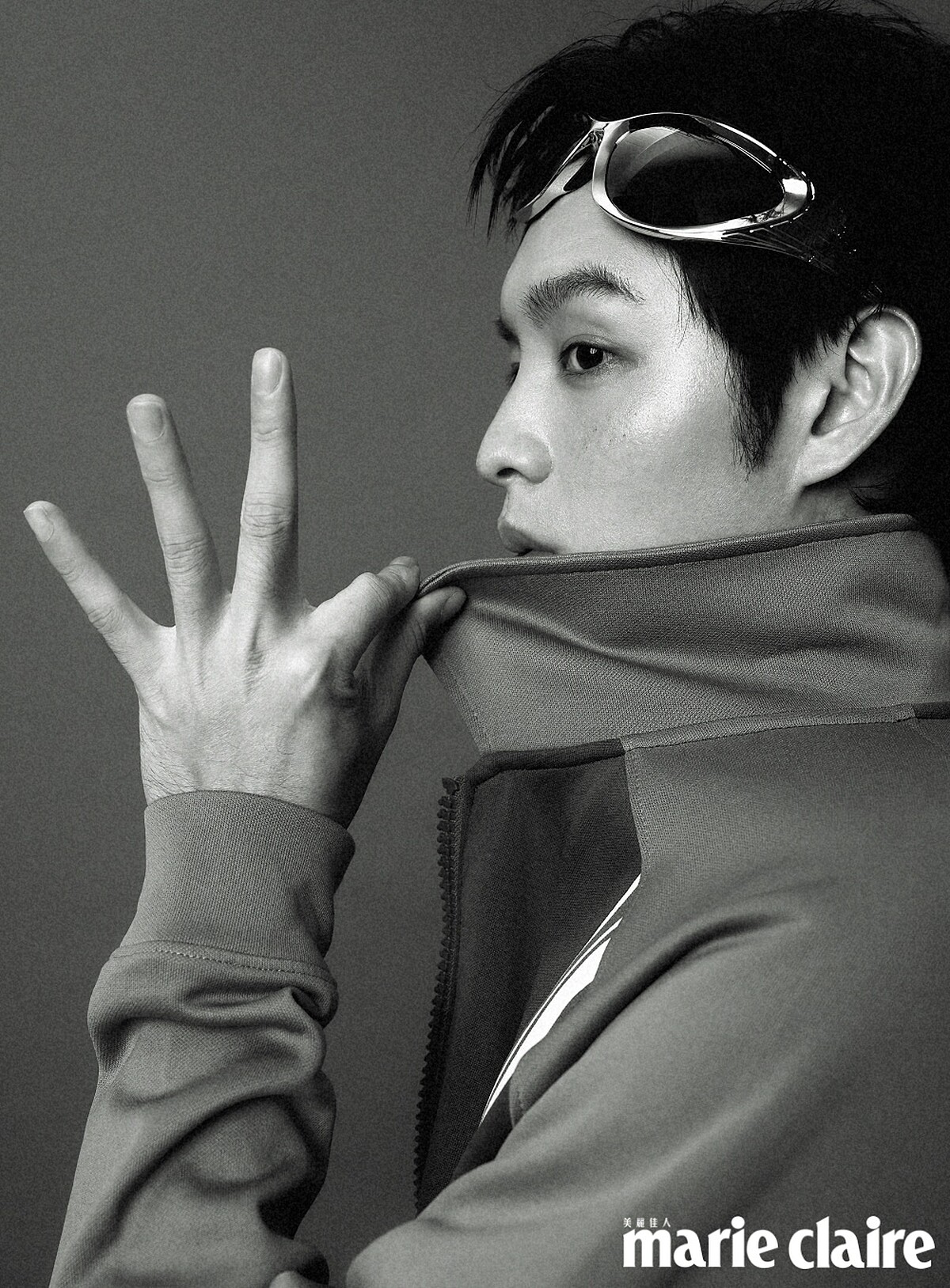 雙色休閒外套，Moschino；銀色護目鏡式太陽眼鏡，Gentle Monster X Mugler。