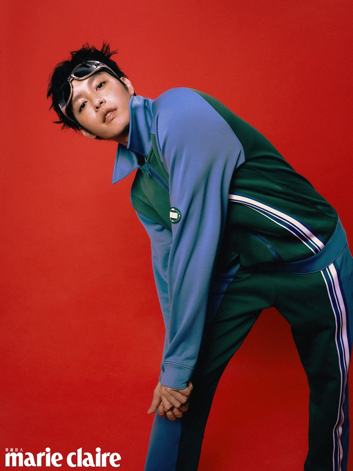 雙色休閒外套、雙色休閒褲，both by Moschino；白色經典棉質背心，Calvin Klein；銀色護目鏡式太陽眼鏡，Gentle Monster X Mugler。