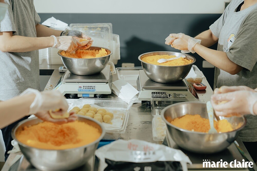 團隊正在製作中秋節訂單