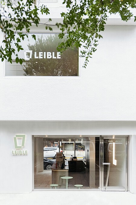 「LEIBLE COFFEE」士林旗艦店，純白色的外觀搭配品牌鼠尾草綠 LOGO。