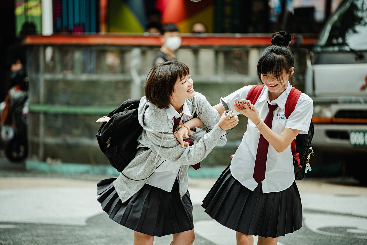 《都市懼集》邵奕玫(右)、林詩雅在路邊打鬧