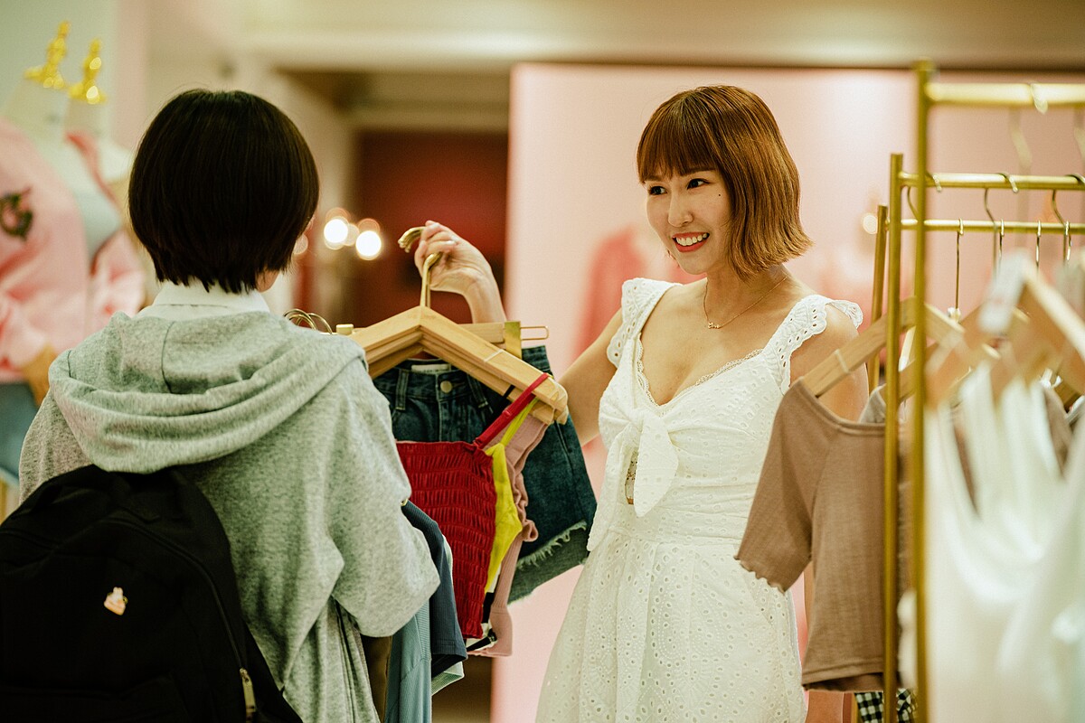 《都市懼集》潘嘉麗幫客人挑選衣服