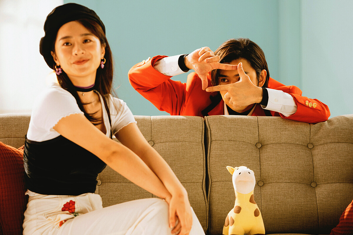 新人許莉廷(左)以90年代復古造型演出《愛的視線》MV