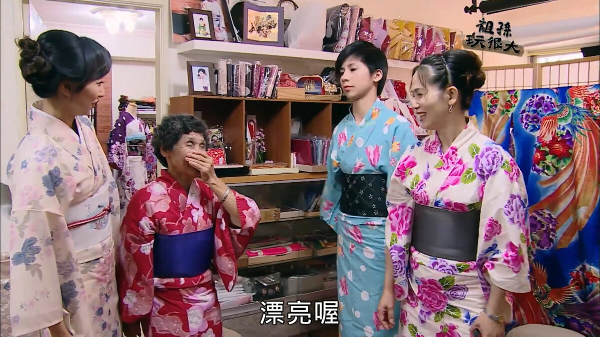 公視《祖孫玩很大》拍攝拳擊國手林郁婷(右2)與與母親廖秀蘭(右1)、阿嬤廖秦美玉(左2)著浴衣裝扮