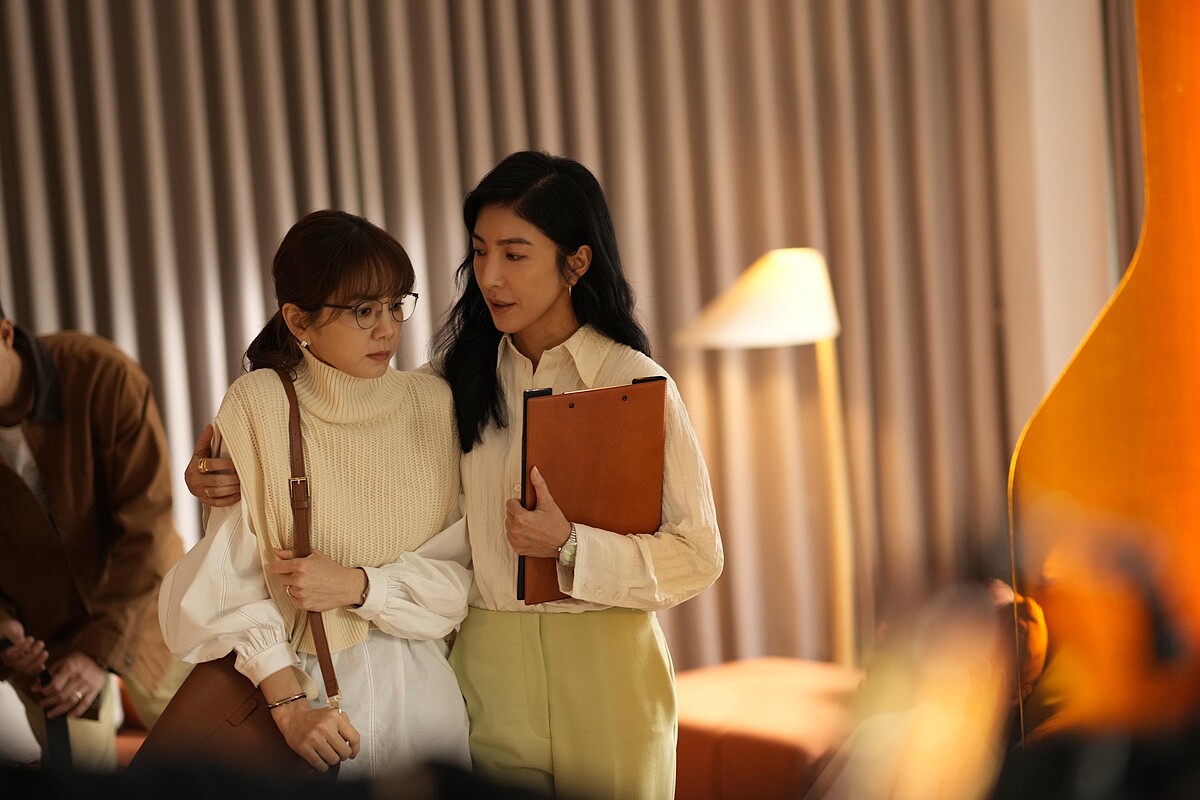 《今夜一起為愛鼓掌》劇中Ella陳嘉樺因為性生活不如意，為挽救婚姻求助於性治療師楊謹華。