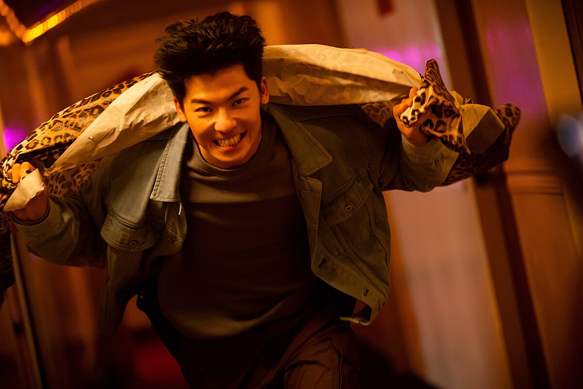 許光漢《正港分局》為了抓到「成語連續殺人魔」展開調查.