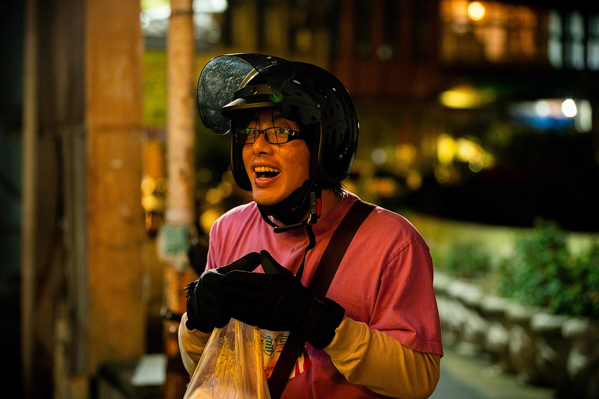 謝坤達《正港分局》新造型瀏海好油！詮釋茂木由美瘋粉的「外送員」謝正達