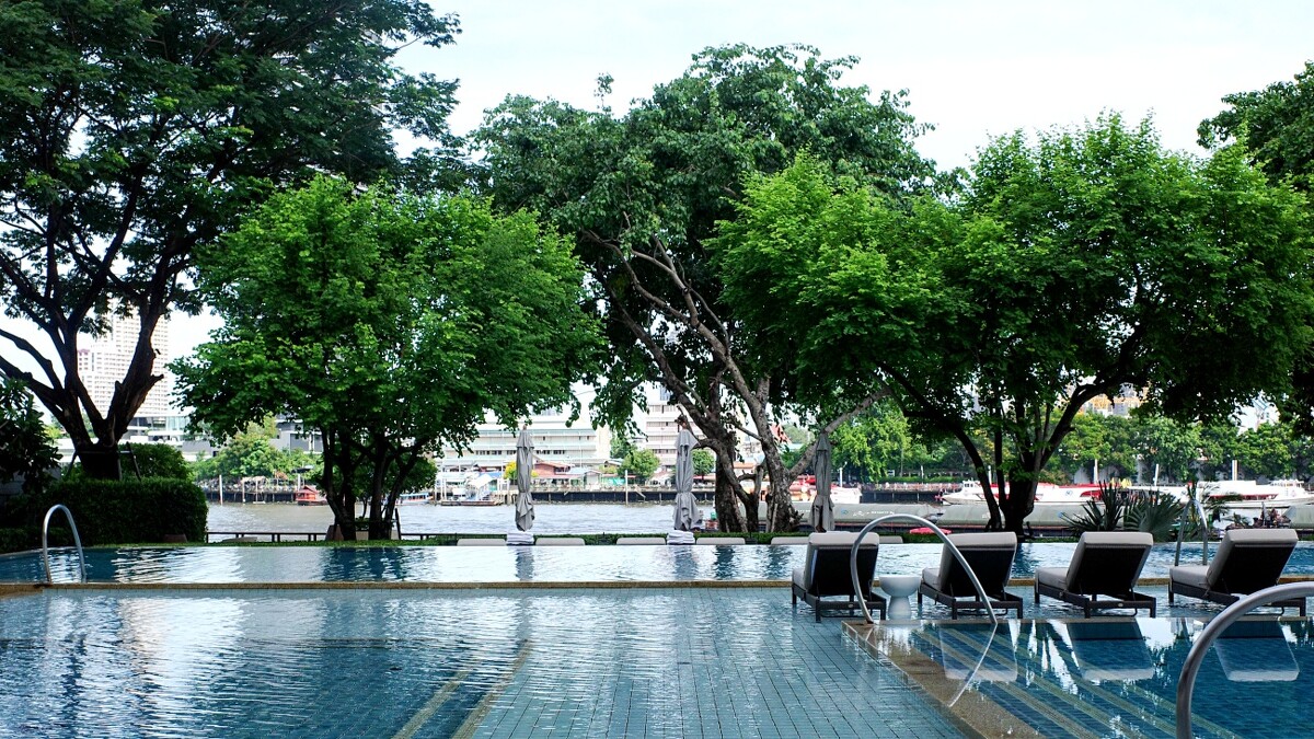 曼谷湄南河四季酒店泳池日景