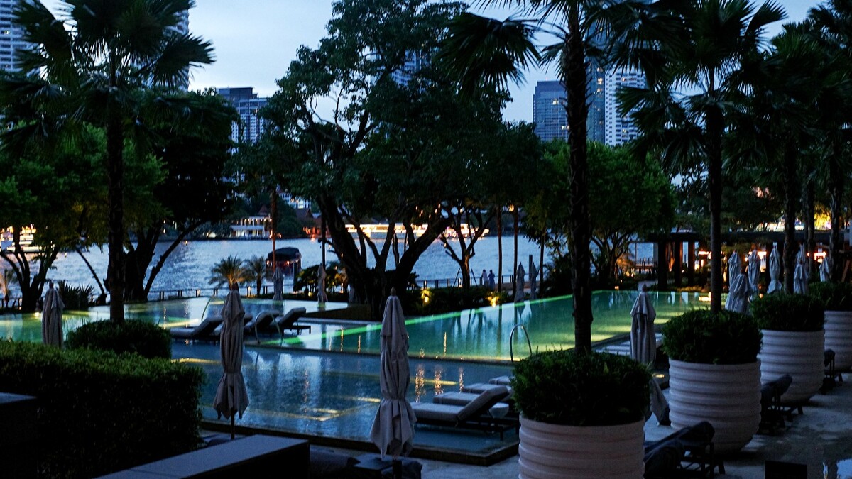 曼谷湄南河四季酒店泳池傍晚景色