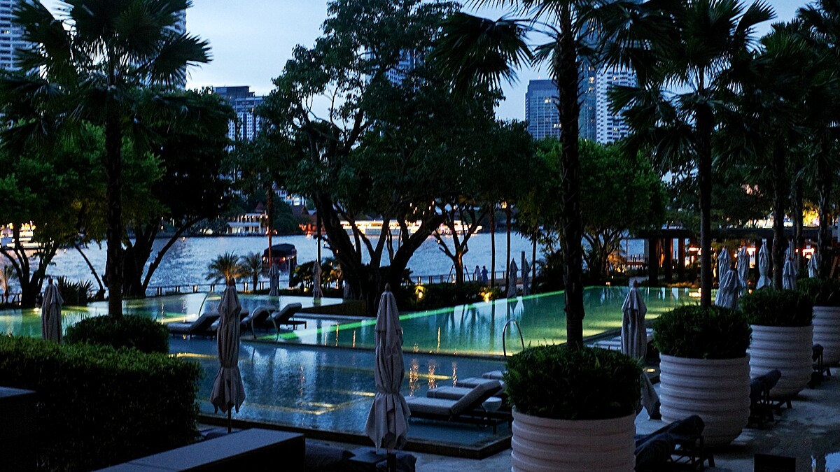 曼谷湄南河四季酒店泳池傍晚景色