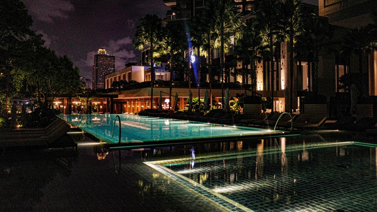 曼谷湄南河四季酒店泳池夜景