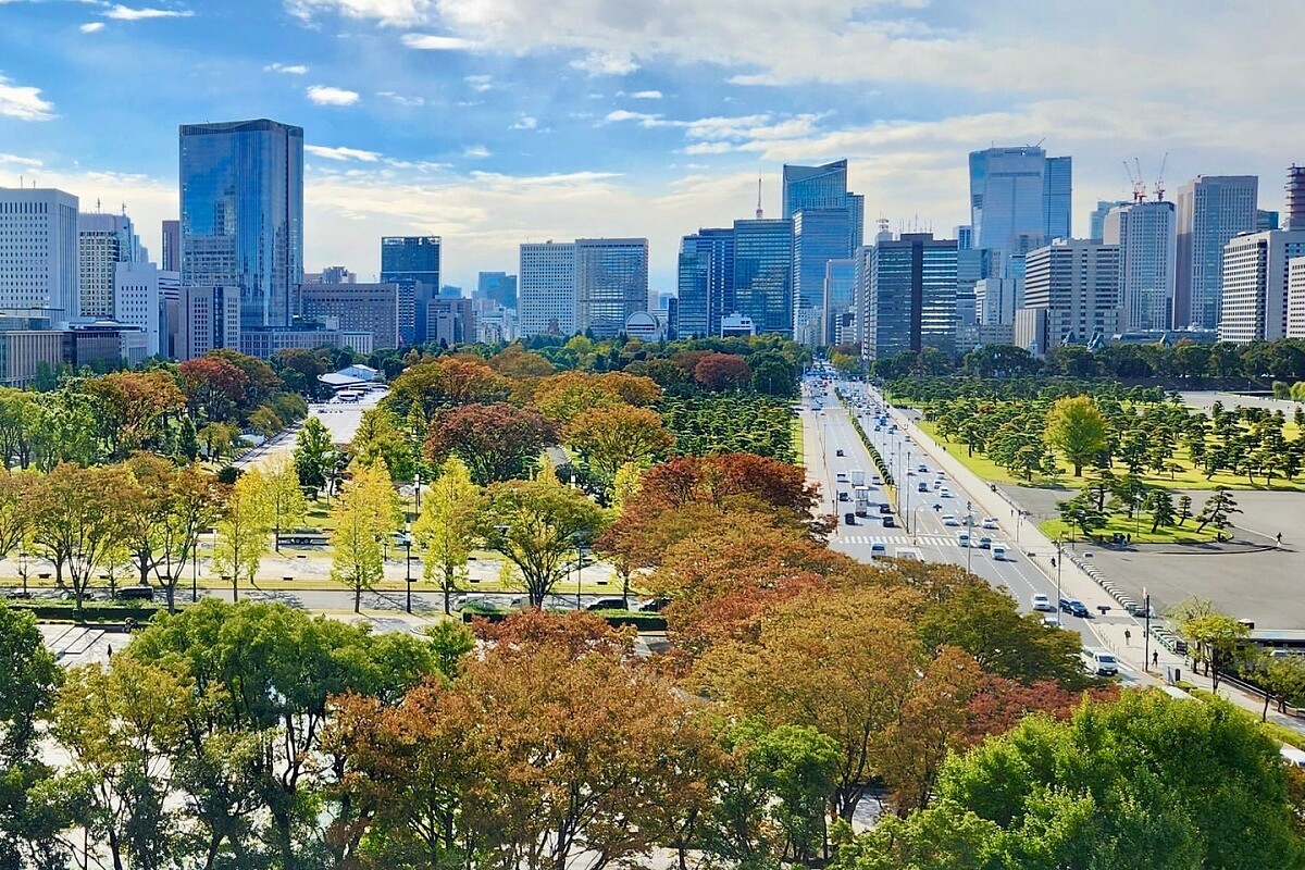 與東京「香舍麗榭大道」之稱的丸之內仲通（丸の内仲通り）購物商圈不遠。