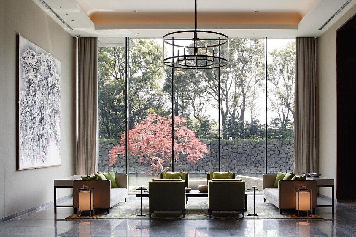 飯店大廳一隅，能觀賞到窗外四季美景的變化。
