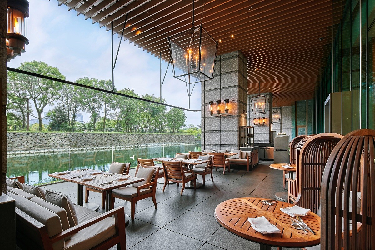 戶外用餐區鄰近護城河，是相當受歡迎的用餐地點。