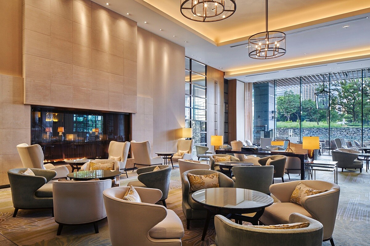 「The Palace Lounge」有著輕快、都會的氛圍，能在此享用愉快的下午茶。