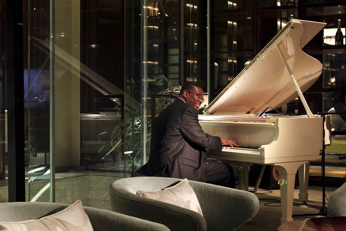 夜晚燈光閃爍下，加上爵士樂悠揚迴盪，散發出優雅慵懶的氣息。