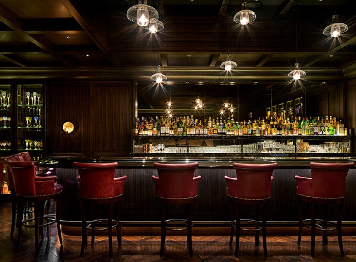 深沈的木頭吧台為1961年酒店開業時沿用至今，由傳奇調酒師「Mr. Martini」的今井清所設計。