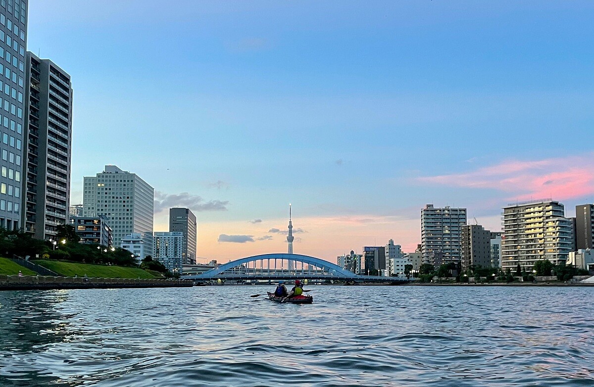 以獨木舟的方式環繞隅田川觀看東京美景。