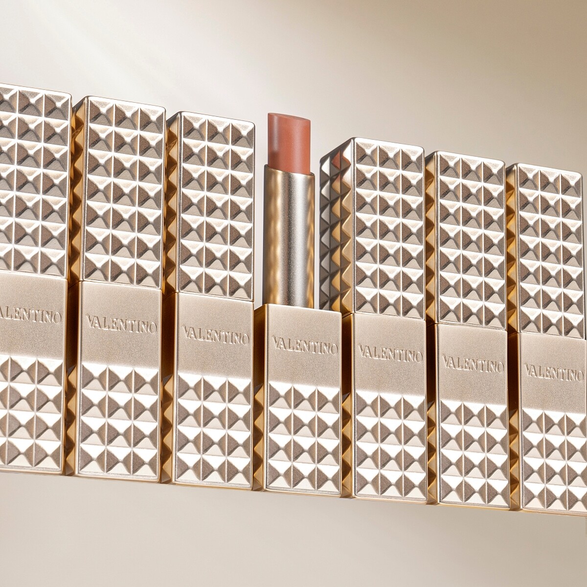 Valentino高訂鉚釘唇膏情境圖。