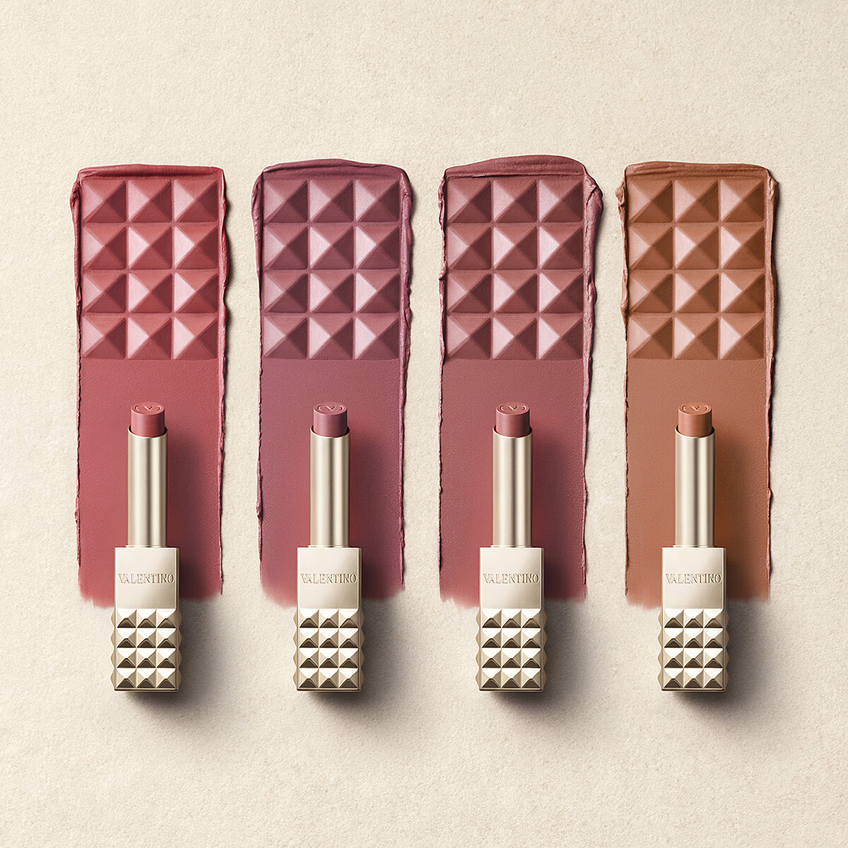 Valentino高訂鉚釘唇膏情境圖。