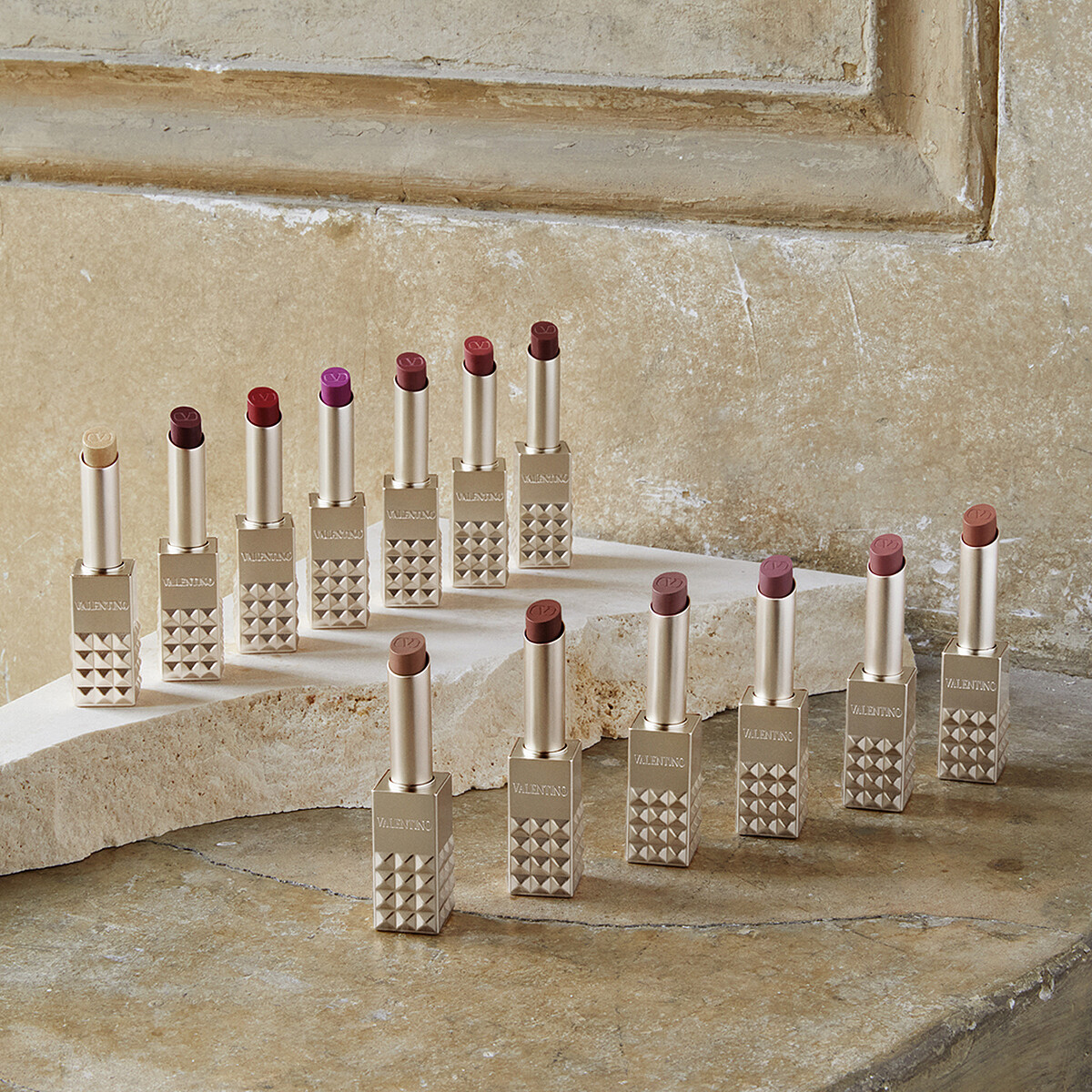 Valentino高訂鉚釘唇膏情境圖。