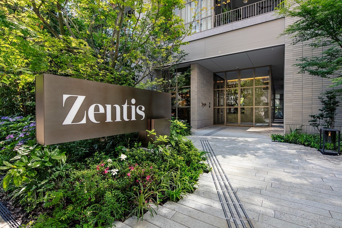 「Zentis Osaka」充滿綠意、低調的大門入口。