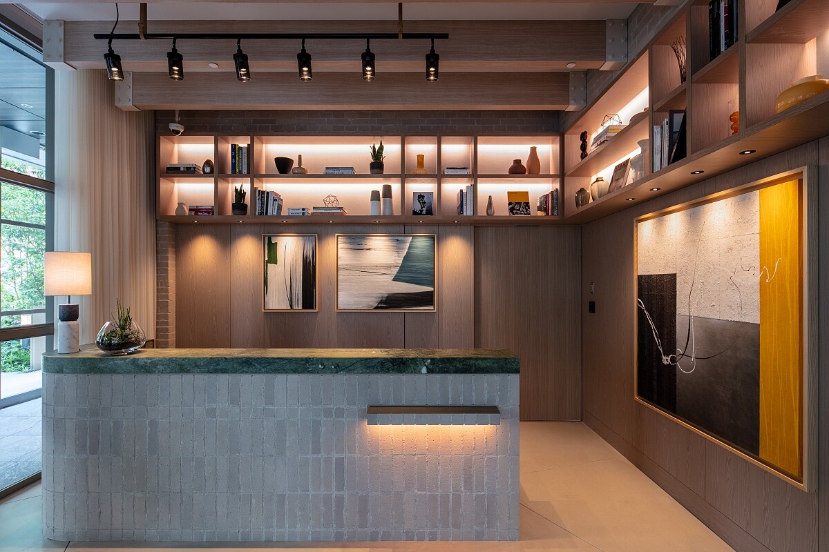 位於大廳的櫃檯區，柔和的光線安排讓人感到舒心愉悅。