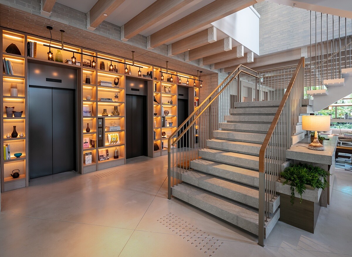 石材堆疊而成的懸浮樓梯是無法忽視的視覺焦點。