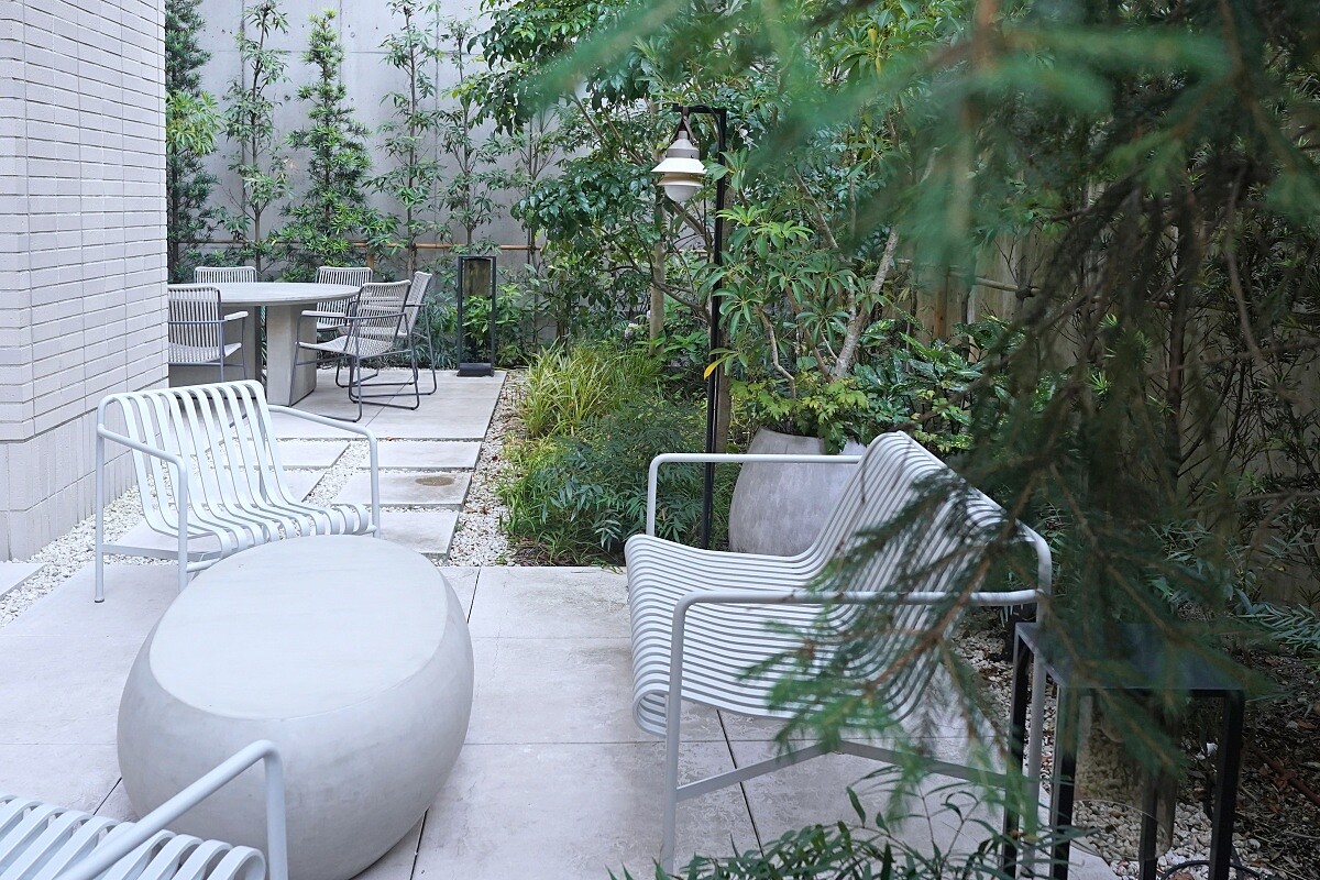 休息區連結了室外充滿綠意的花園空間。