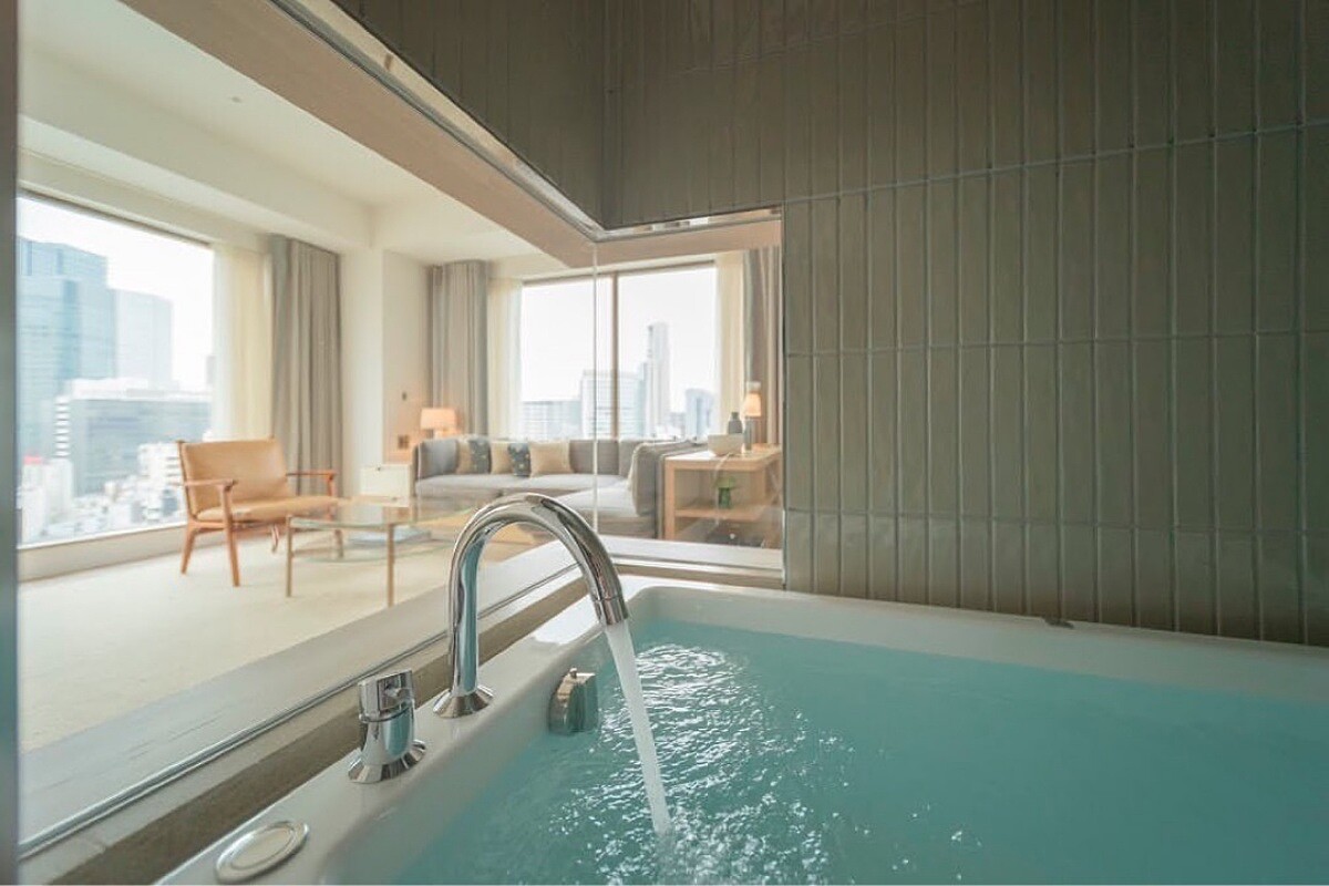 泡澡同時還能透過浴缸旁的玻璃牆面觀看城市景色。