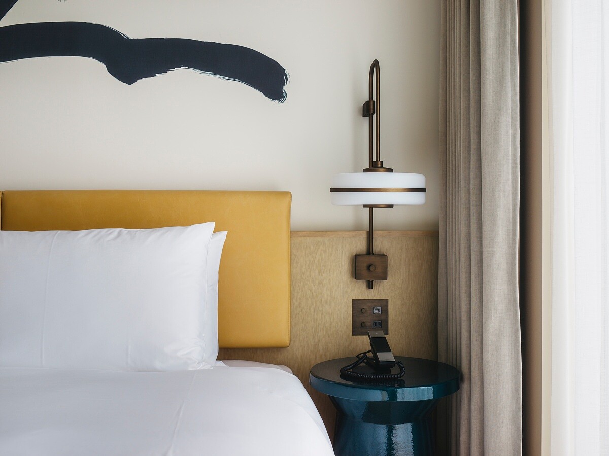 使用藝術家 Masami Ehara 的書法炭畫裝飾牆面。