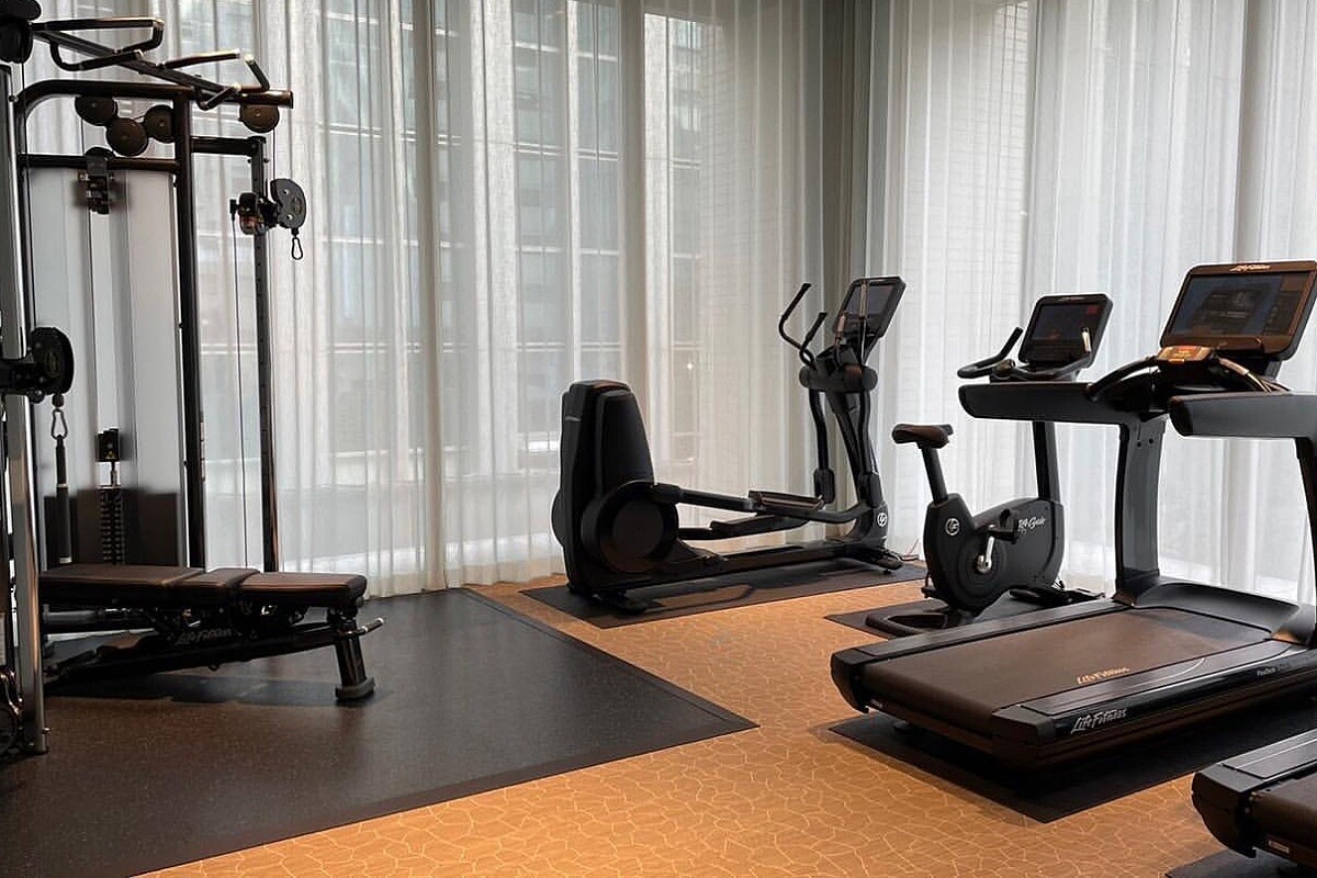 24小時開放的精巧健身房。