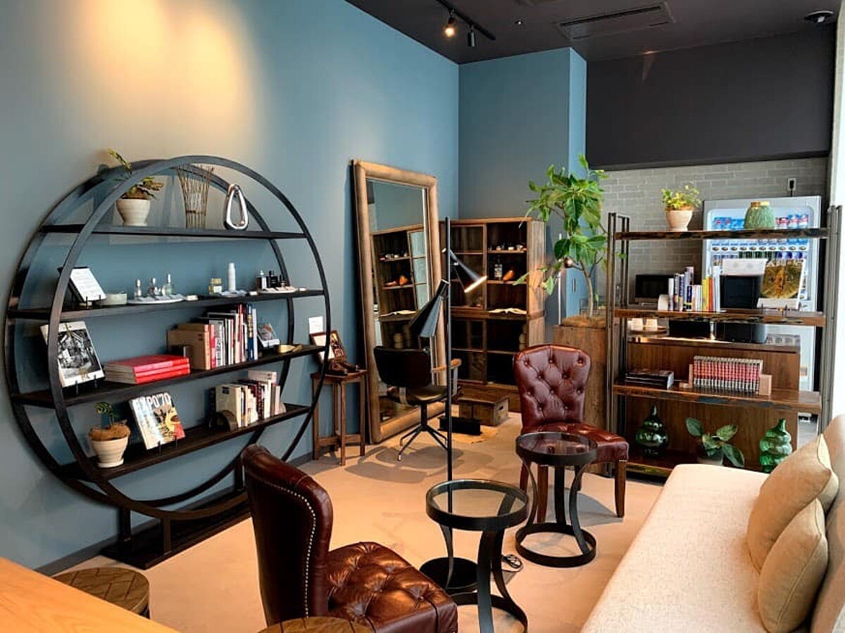 「Room 001」它不僅是洗衣間、整燙區也是迷你的閱讀室。