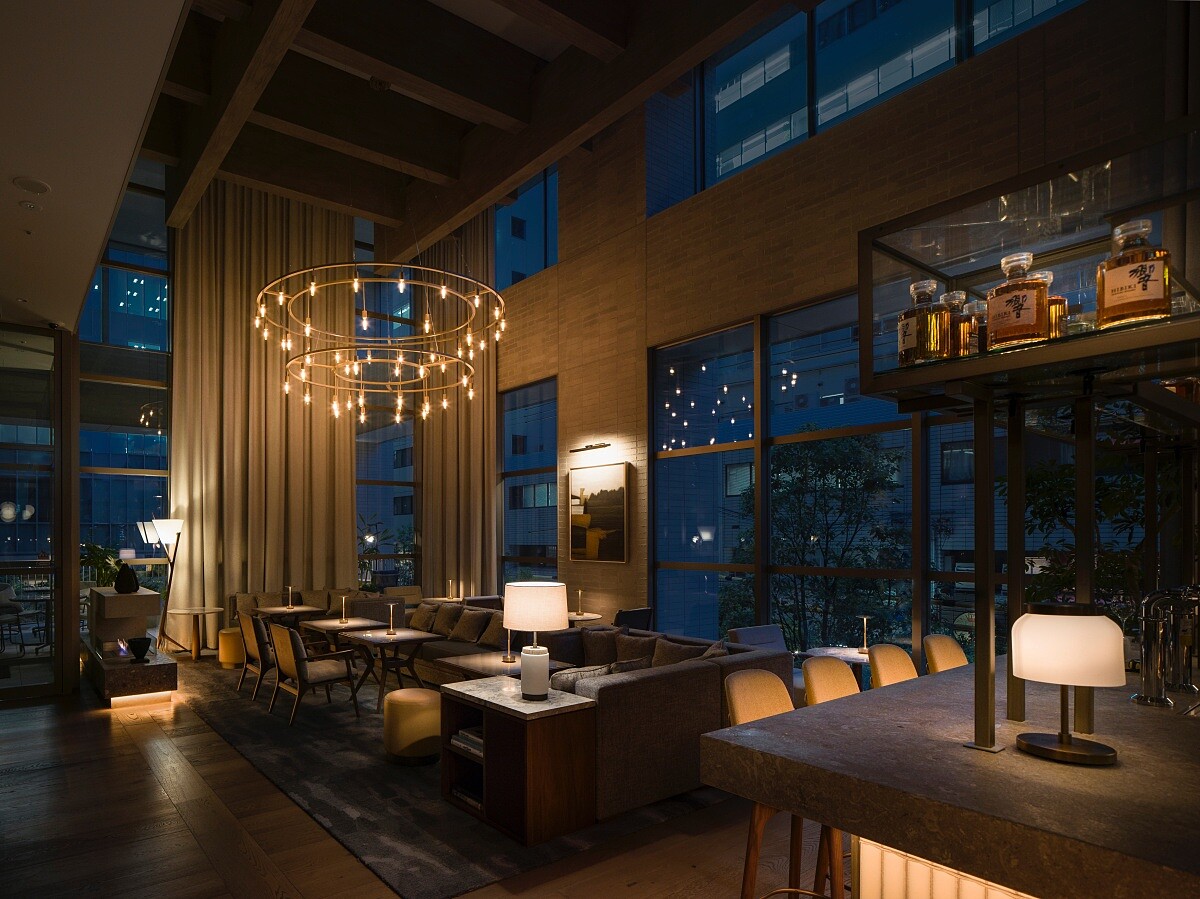 夜晚的輕食休閒區與酒吧。