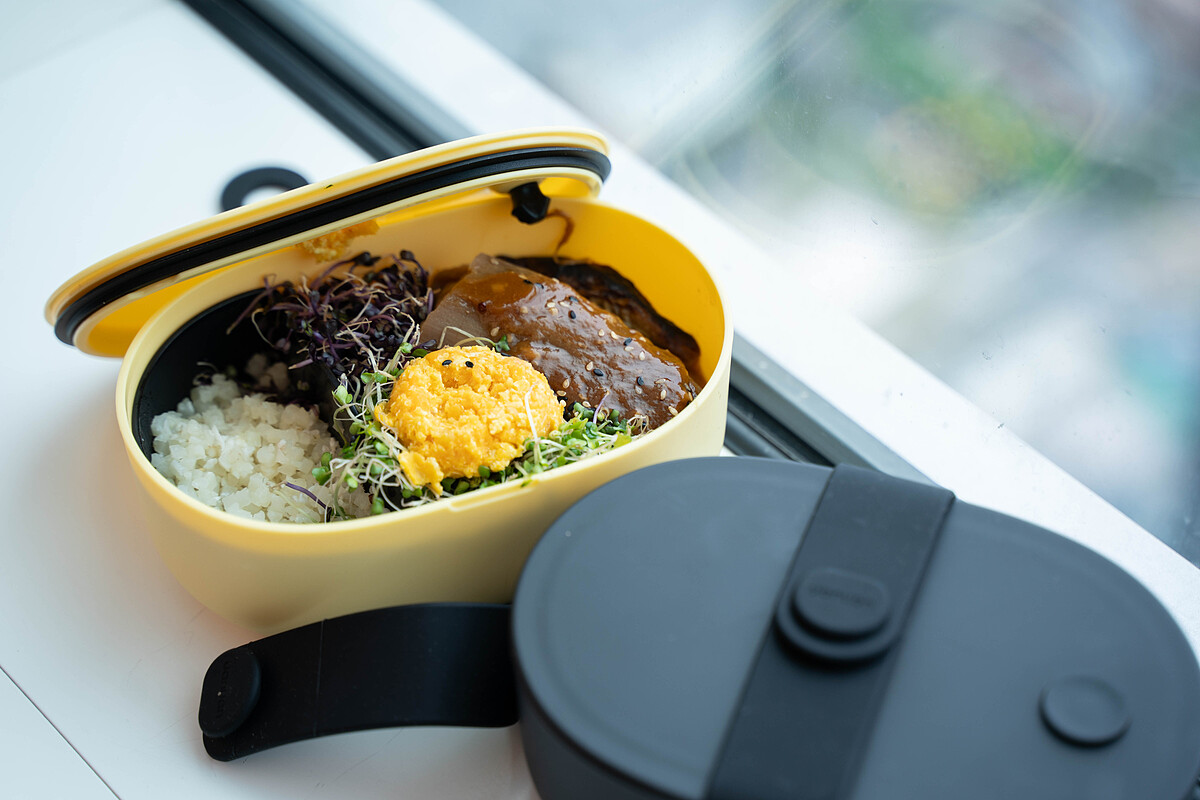 此次亮點即為將講者想法落實成生活，結合社區夥伴一起挹注，連結舒肥底家/源源鋼藝以及食育成長夥伴一寸鮮以及家樂福將米其林綠星主廚郭庭瑋從料理延展生活滋味，讓在地國際化帶上高空變身為獨一無二的「平凡餐盒」。