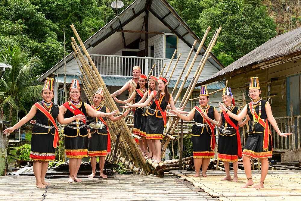 原民比達友人在長屋前跳著傳統舞蹈