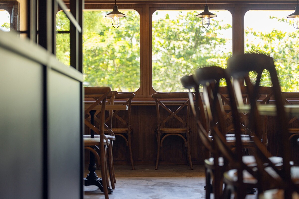 深色的空間，打造出沈穩靜謐的氛圍。