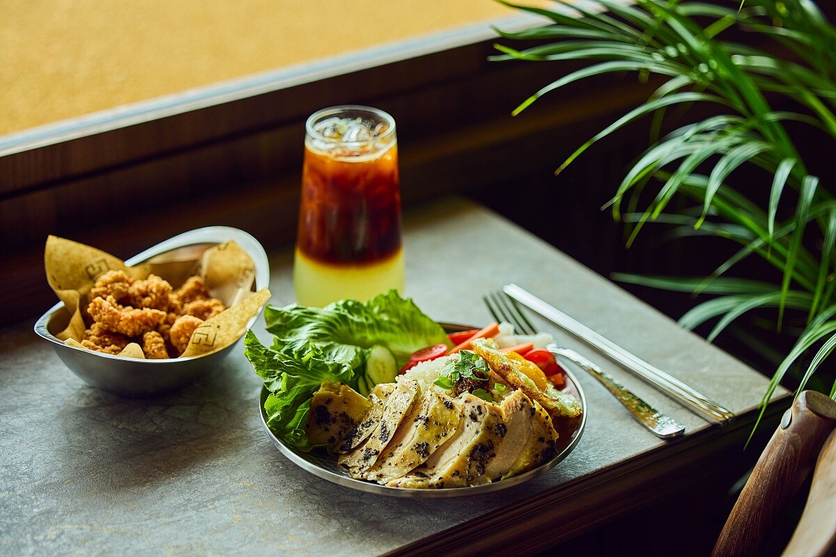 餐具和餐盤也與整體視覺緊扣。