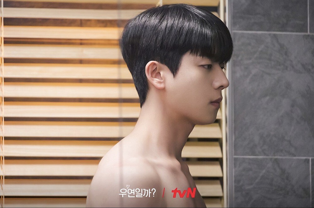 蔡鍾協在《是偶然嗎？》飾演一位高冷男，並展露好身材。