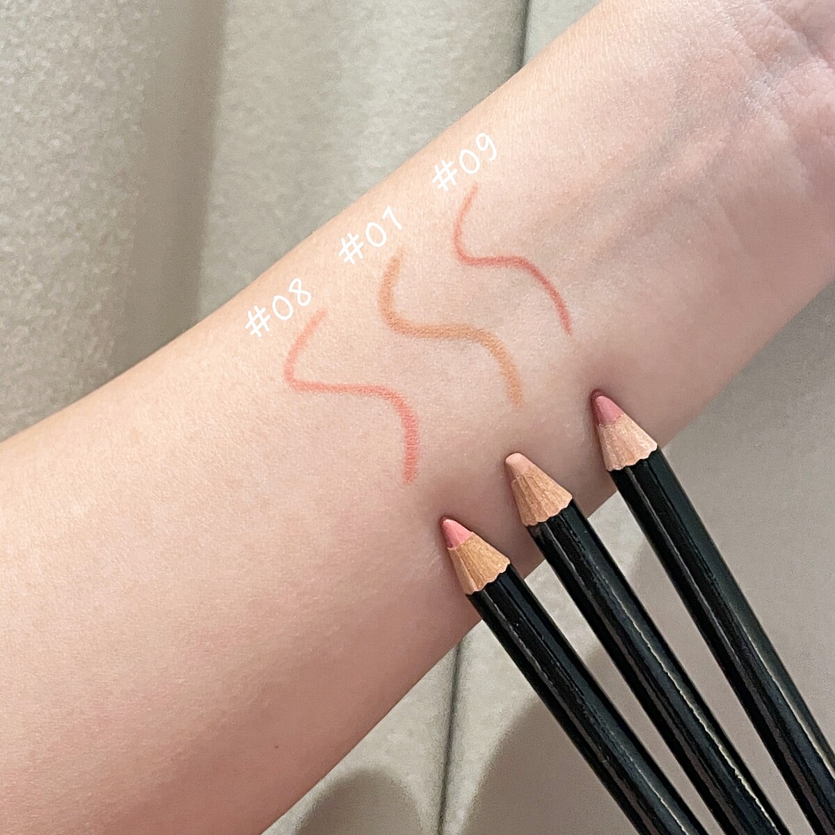 Laura Mercier奢華絲柔完美唇筆熱賣色手部試色。