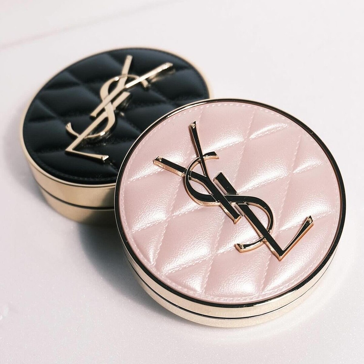 YSL恆久完美霧光氣墊粉餅高訂菱格版與超模光感精華水氣墊高訂菱格版。