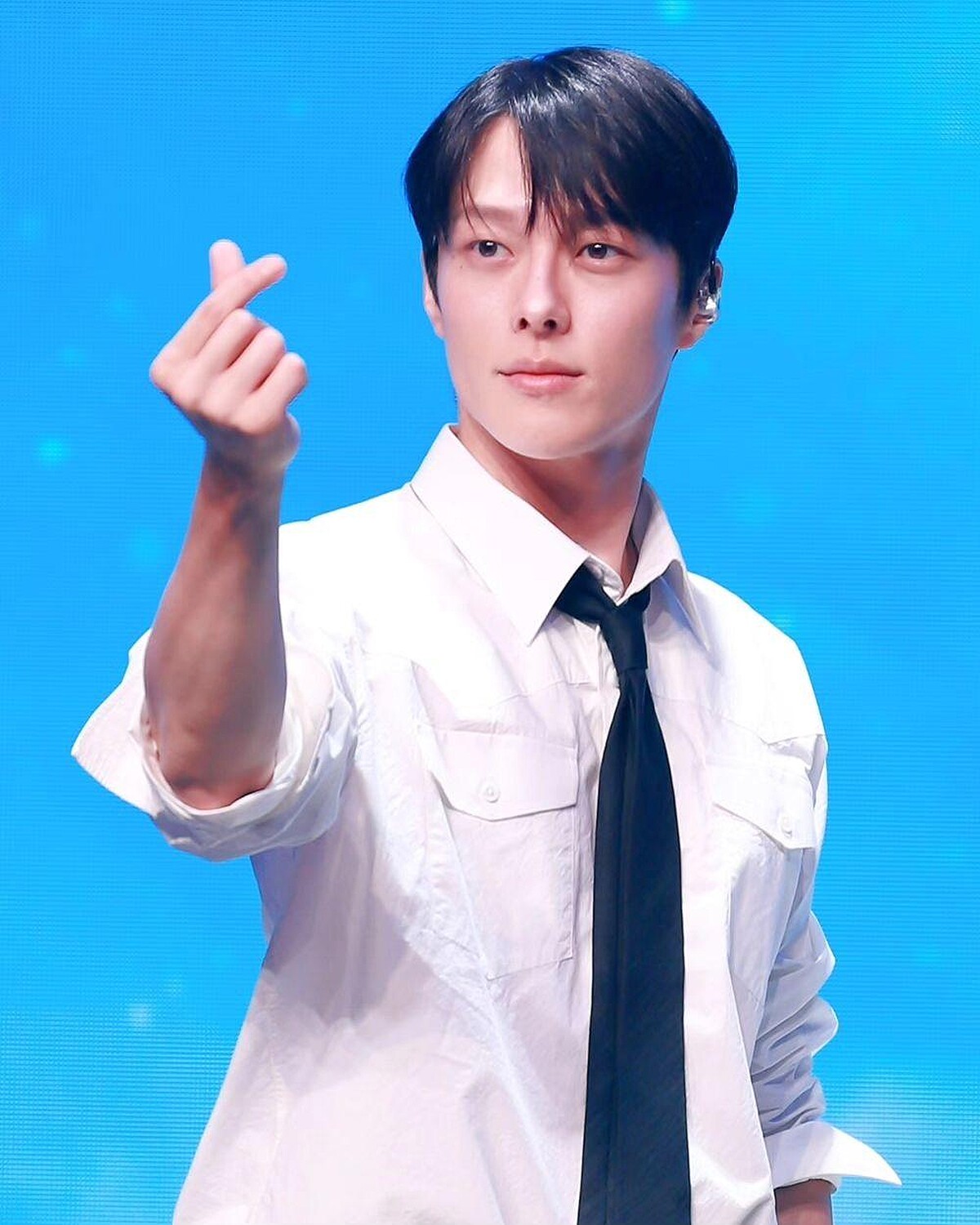 張基龍在首爾見面會上對粉絲比手指愛心