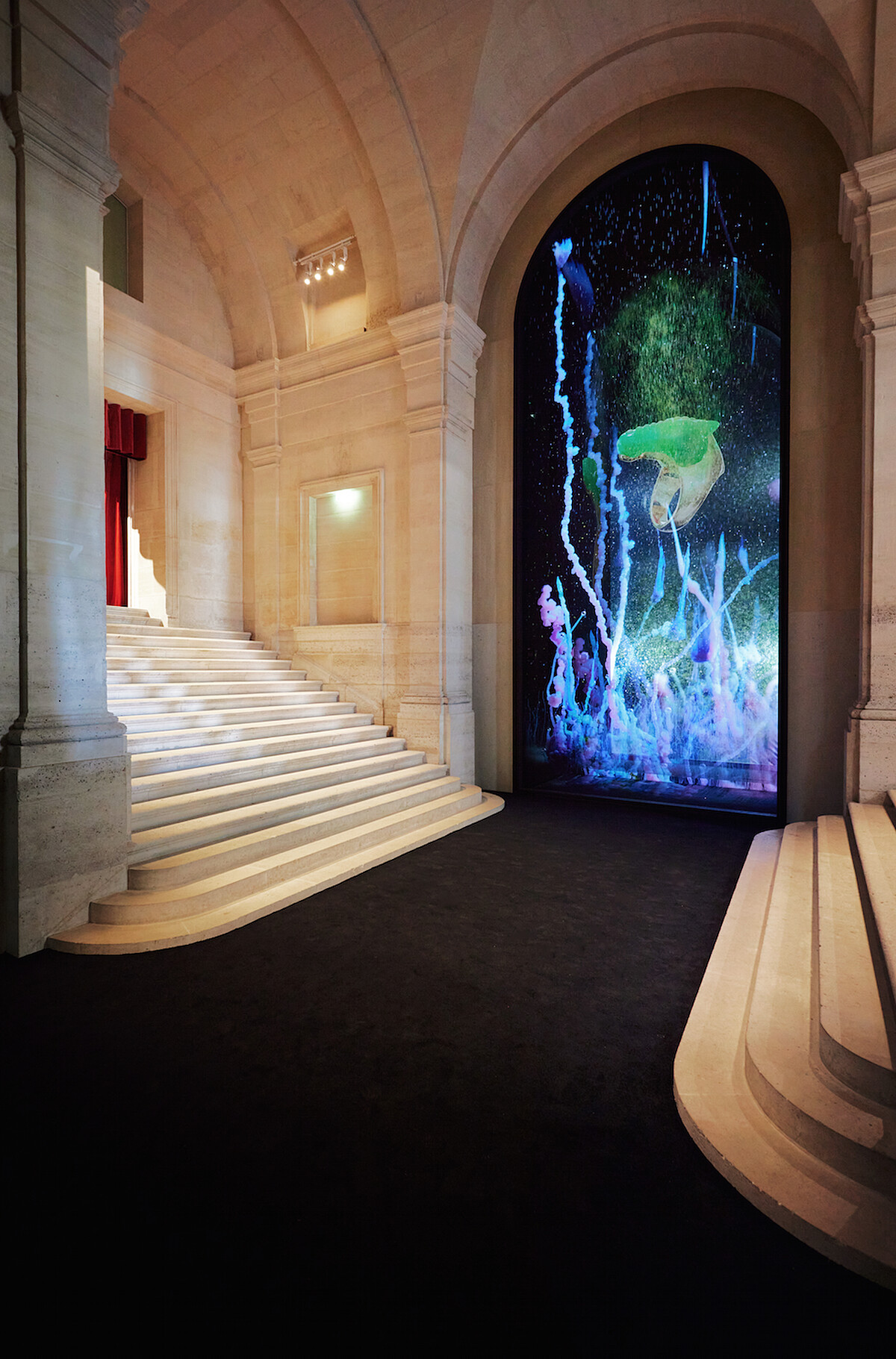 發表現場展示摩洛哥藝術家Hicham Berrada的裝置藝術。