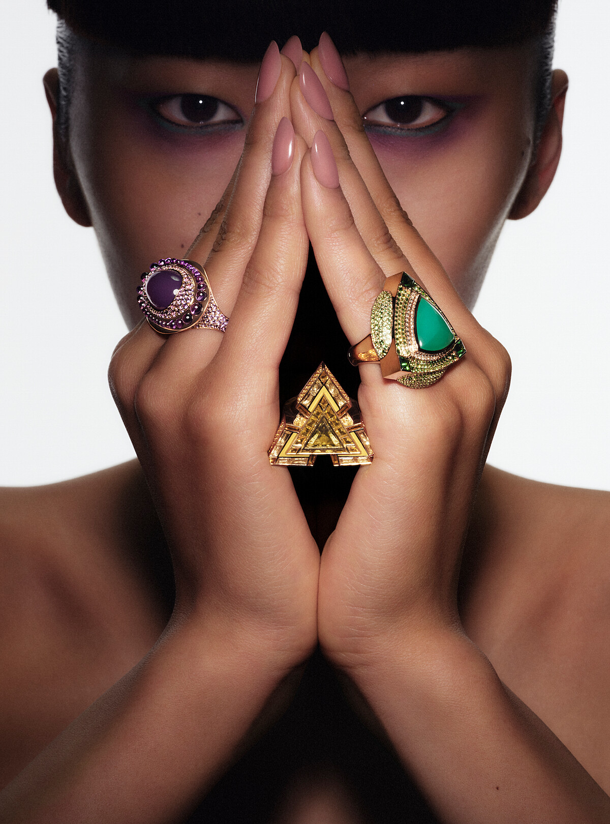 Portraits de la couleur戒指，玫瑰金鑲嵌方形、長方形切割紅色石榴石、明亮式切割和長方形切割紅寶石及紅色漆面金屬。 