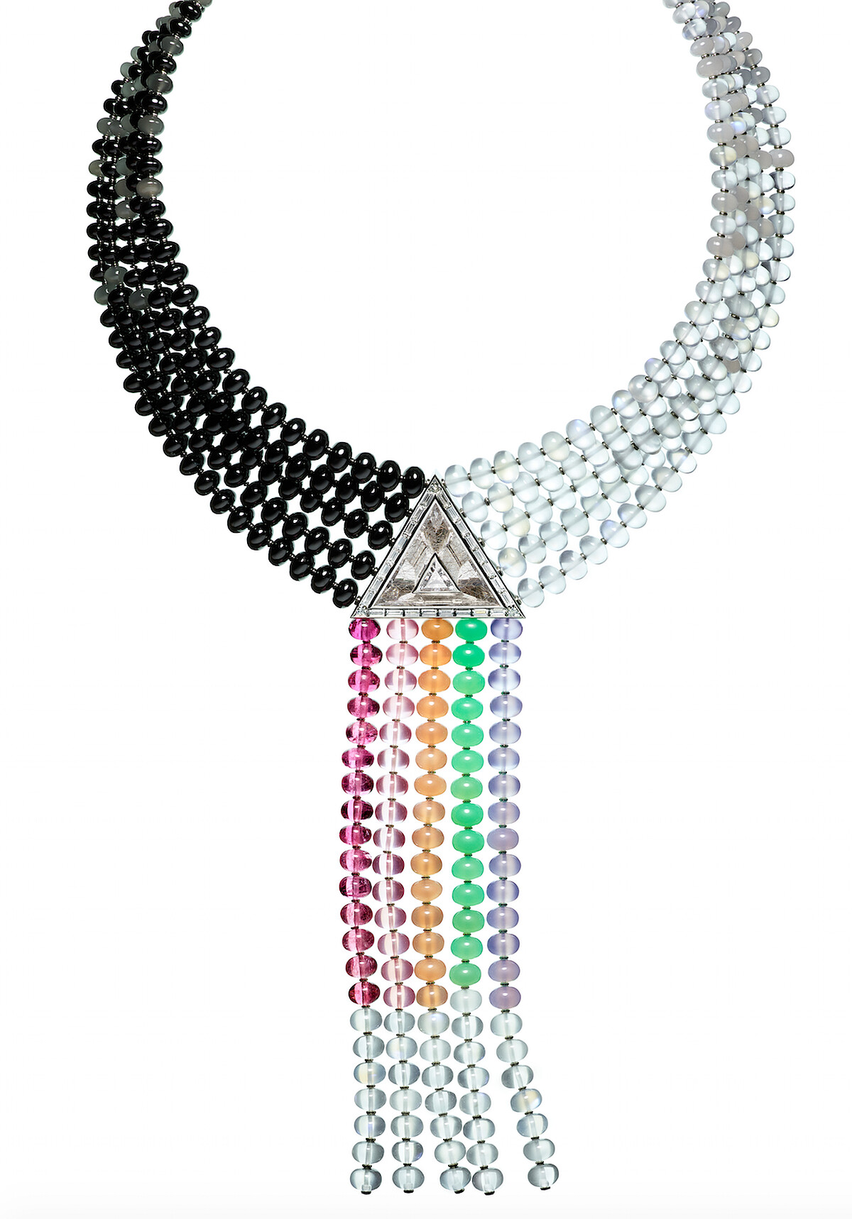 Supracolor項鍊，鑲嵌一顆三角形切割18.41克拉金紅石石英和三角形切割1.10克拉鑽石，搭配鑽石、珍珠、月光石、玉髓等多種寶石 