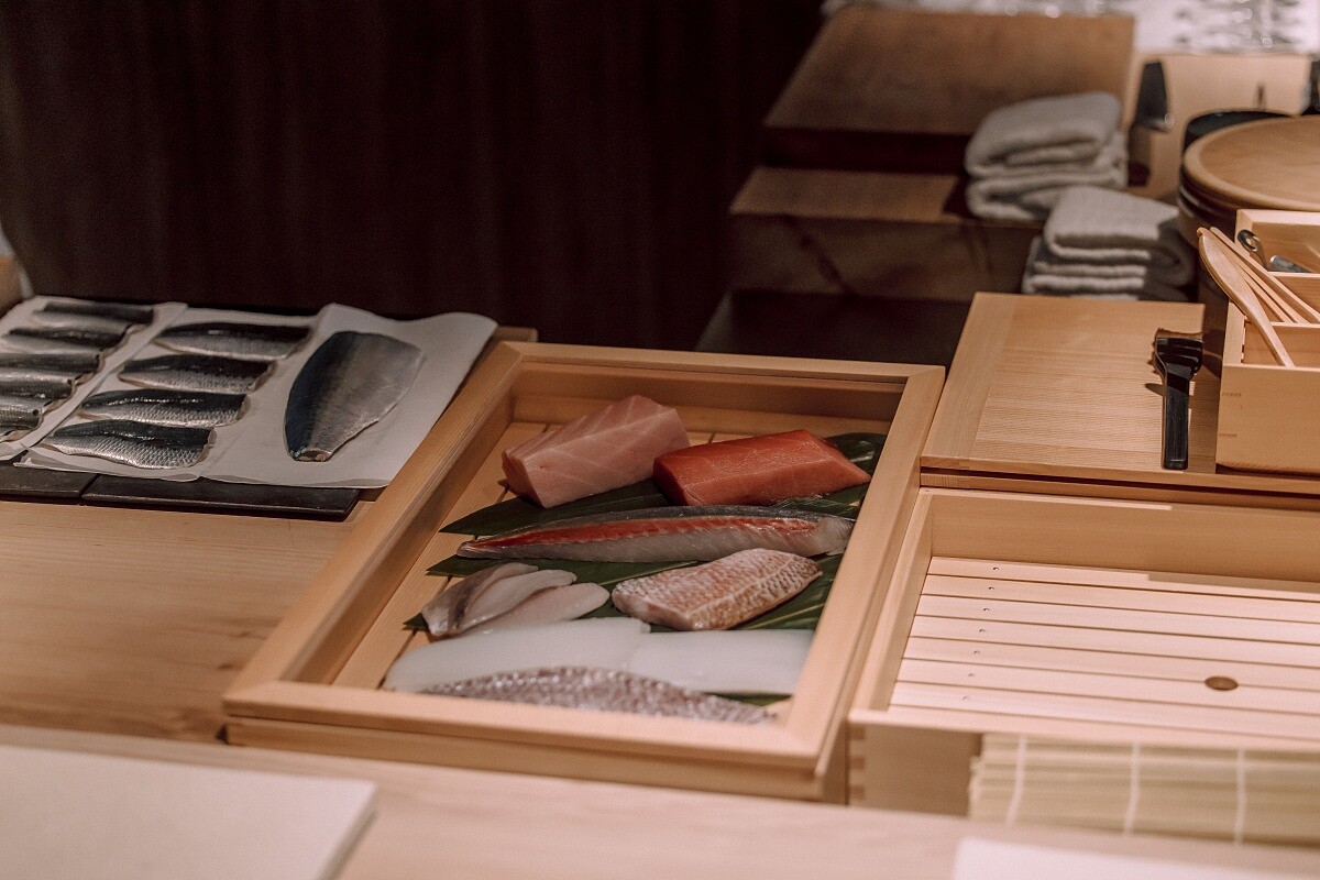 餐廳除了台灣季節性魚種，其餘使用的魚種、海鮮皆來自於日本第一鮪魚批發商&mdash;「山幸集團 Yamayuki」。