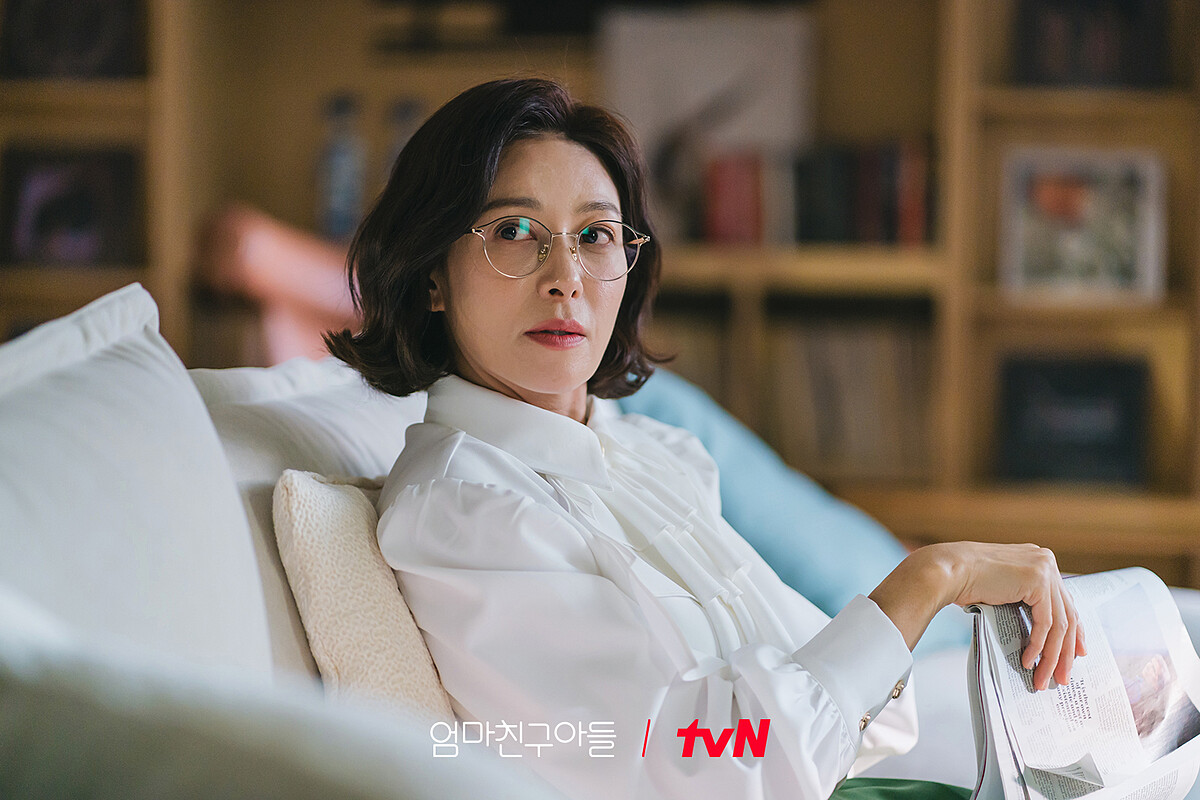 崔母由張榮男飾演，劇照看起來有點難相處的感覺