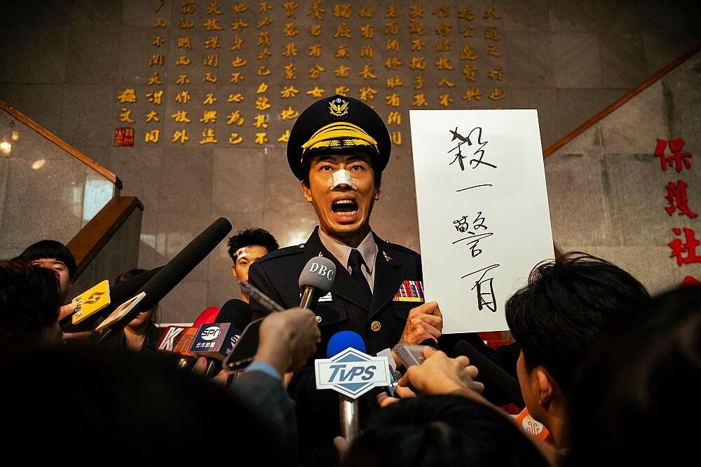 要抓住成語殺人魔，但正港分局小隊的國文造詣各個都很差。