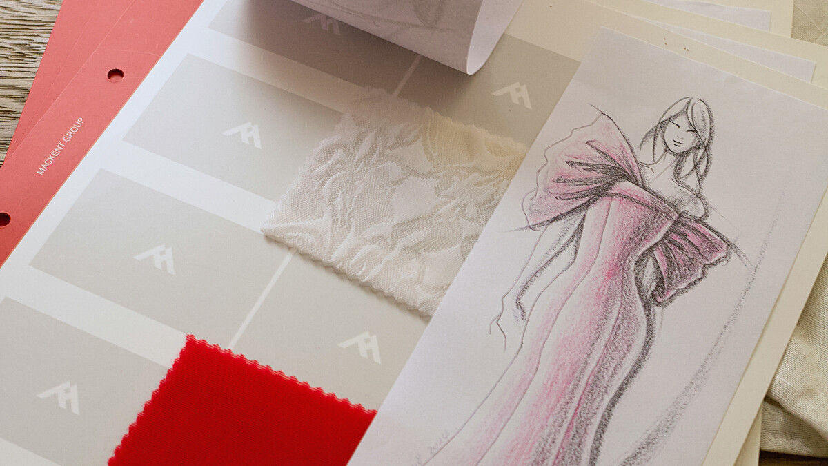 部份婚紗色彩靈感取自法國國旗的藍、白、紅三色。