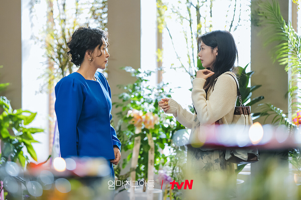 裵石榴給裵媽送別針,但被裵媽嫌棄在派對上丟人現眼